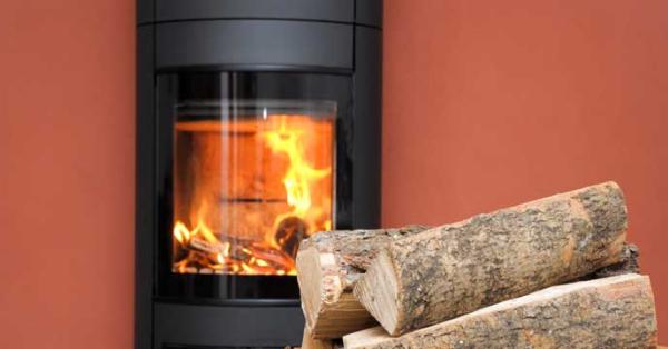 6 types de bois à ne pas brûler dans sa cheminée