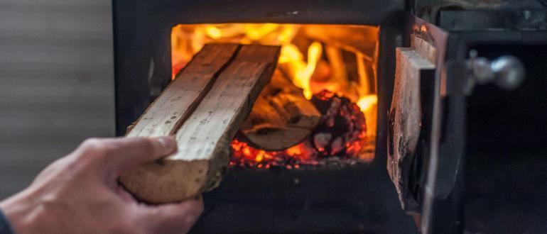 buche mise dans un poele à bois