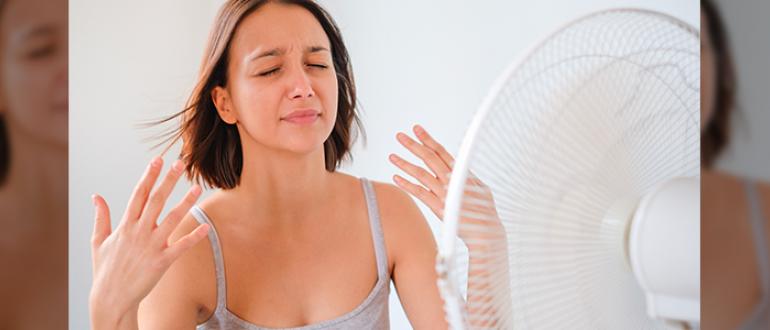 femme face à un ventilateur