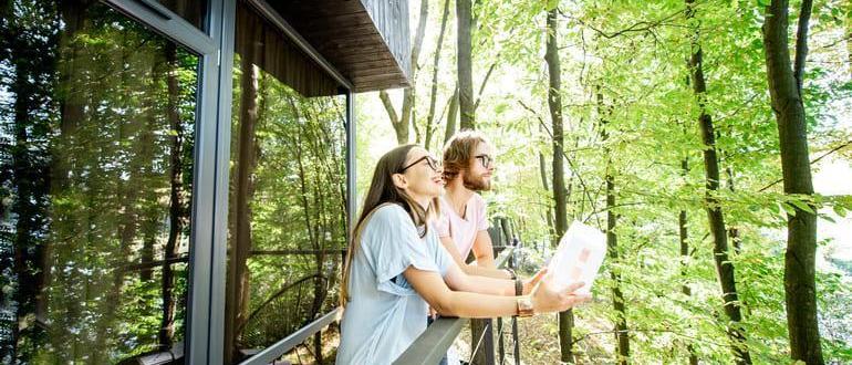 couple dans une maison bioclimatique