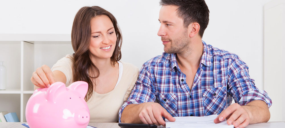 Couple fait des économies avec le crédit d'impôt pour la transition énergétique