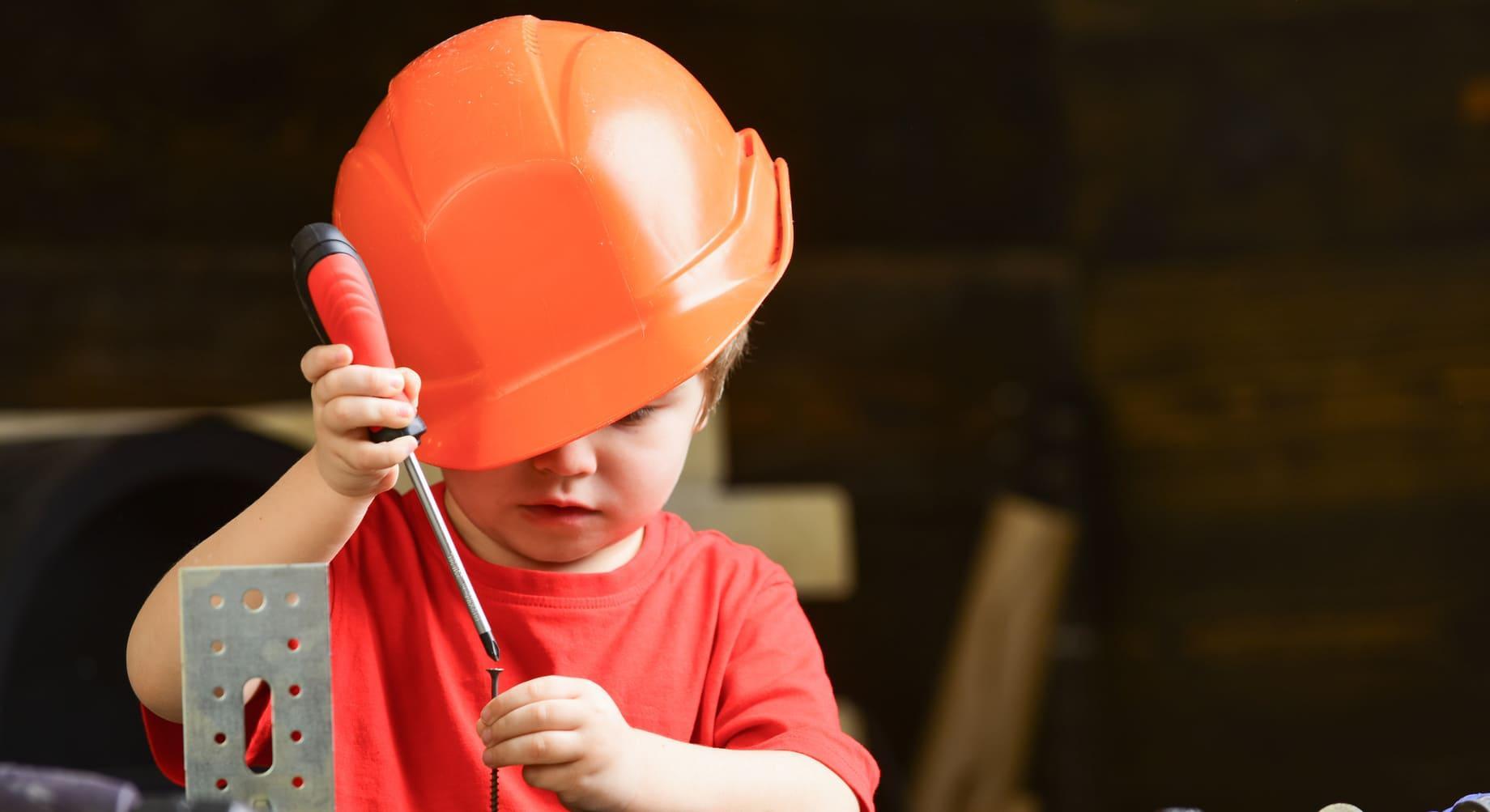 enfant qui fait des travaux