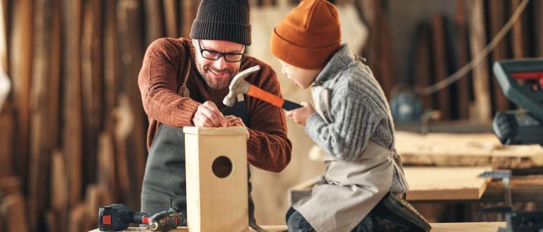 homme qui fait des travaux avec son enfant