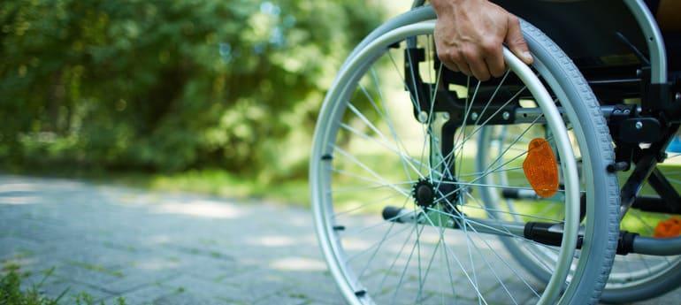 personne en fauteuil roulant