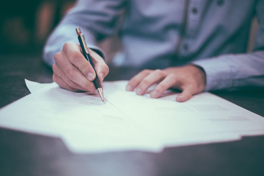 Homme signant un contrat