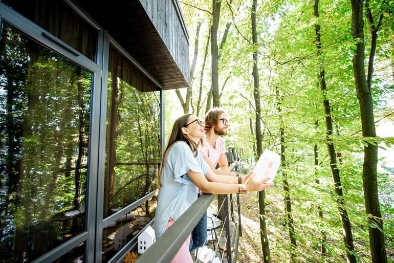 couple dans une maison bioclimatique